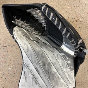 Intermediate CCM E-Flex 5.9 Goalie Glove Regular (Used)