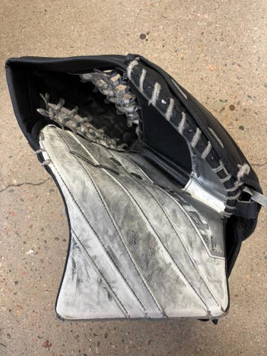 Intermediate CCM E-Flex 5.9 Goalie Glove Regular (Used)