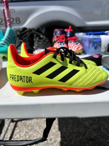 Unisex 1Y (Big Kids / Youth) Adidas Cleats (Used)