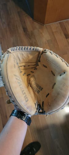 Mizuno Right Hand Throw Catcher's Baseball Glove 32.5" (Used)