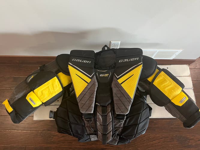 Medium Bauer Supreme UltraSonic Goalie Chest Protector (Used)