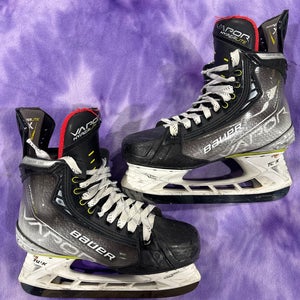Intermediate Bauer Vapor Hyperlite Hockey Skates Regular Width Size 5.5 (Used)
