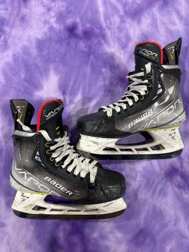 Intermediate Bauer Vapor Hyperlite Hockey Skates Regular Width Size 5.5 (Used)