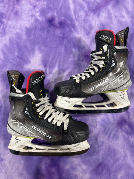 Intermediate Bauer Vapor Hyperlite Hockey Skates Regular Width Size 5.5 (Used)