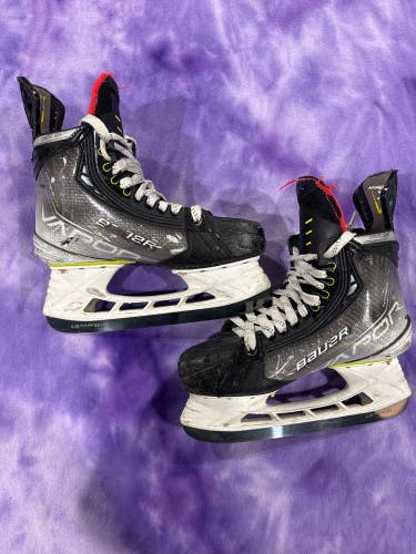 Bauer Vapor Hyperlite Hockey Skates | Intermediate 5.5 Fit 3 (Used)