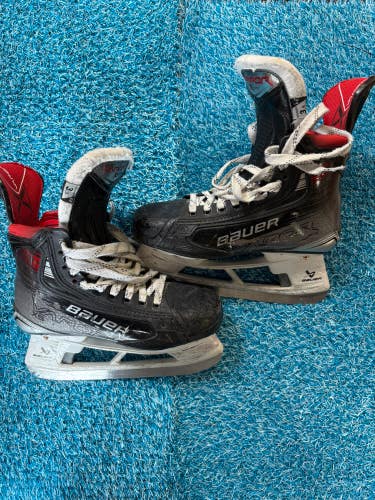 Junior Bauer Vapor X5 Pro Hockey Skates Extra Wide Width Size 3.5 (Used)