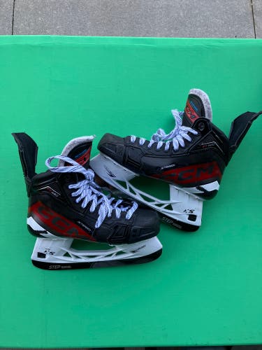 Senior CCM Jetspeed FT680 Hockey Skates Regular Width 8.5 (Used)