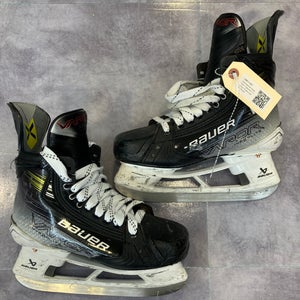 Intermediate Bauer Vapor Hyperlite 2 Hockey Skates Size 4.5 (Used)