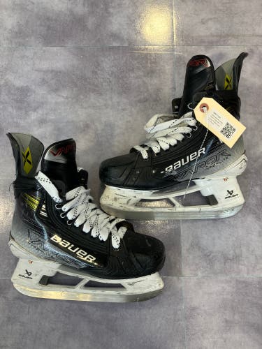 Intermediate Bauer Vapor Hyperlite 2 Hockey Skates Size 4.5 (Used)