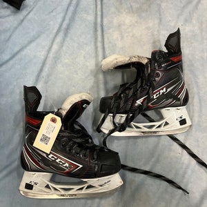 Junior CCM JetSpeed FT470 Hockey Skates Regular Width Size 2 (Used)