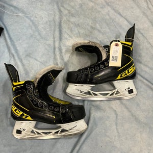 Intermediate CCM Super Tacks 9380 Hockey Skates Regular Width Size 4.5 (Used)