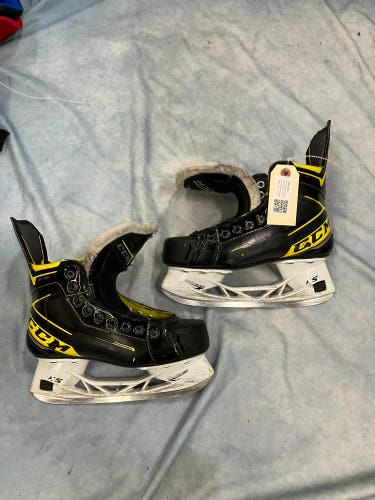 Intermediate CCM Super Tacks 9380 Hockey Skates Regular Width Size 4.5 (Used)