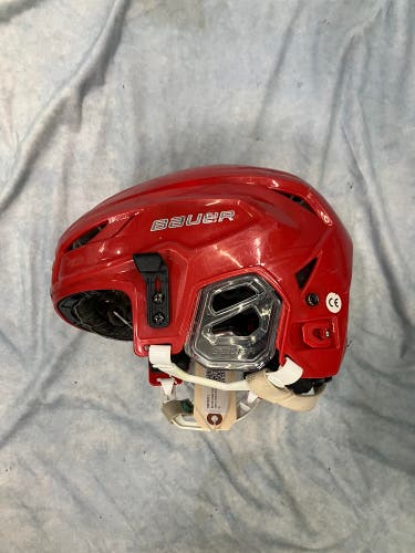 Red M/L Bauer Hyperlite 2 Helmet (Used)