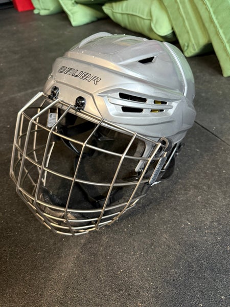Medium Bauer Re-Akt 95 Helmet w cage