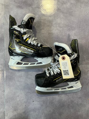 Youth Bauer Supreme M40 Hockey Skates Regular Width 10 (Used)