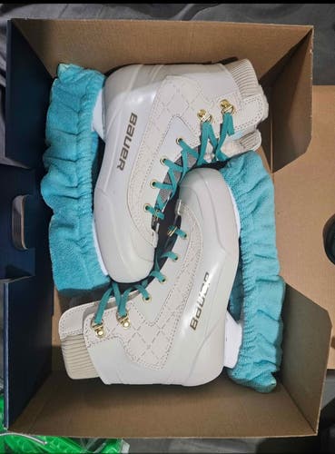 Bauer Tremblant Recreational Hockey Skates Regular Width Size 6 (New)