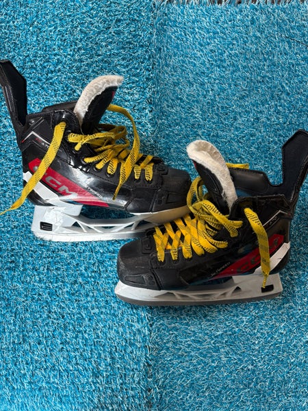 Junior CCM JetSpeed FT670 Hockey Skates Regular Width Size 3 (Used)