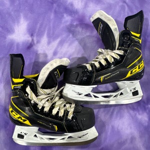 Junior CCM Super Tacks 9380 Hockey Skates Regular Width Size 1.5 (Used)