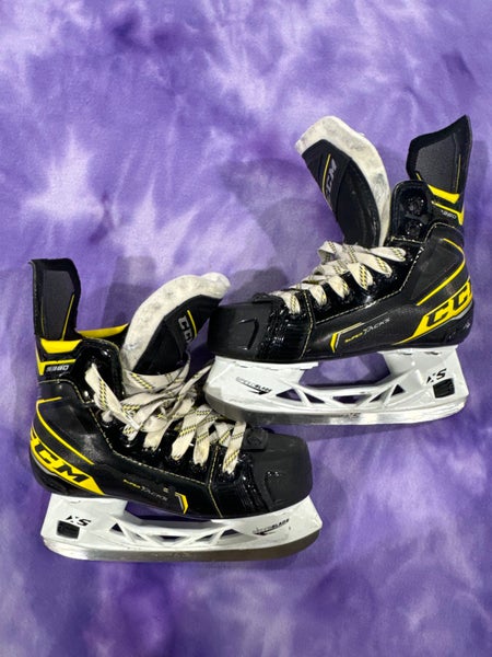 Junior CCM Super Tacks 9380 Hockey Skates Regular Width Size 1.5 (Used)