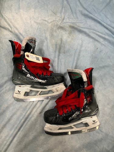 Junior Bauer Vapor X5 Pro Hockey Skates Regular Width Size 1 (Used)