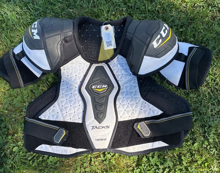 Large Senior CCM Tacks 4052 Shoulder Pads