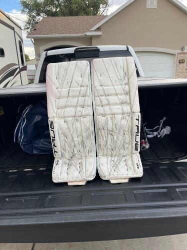 32" 2023 True Catalyst 7X3 Goalie Leg Pads (Used)