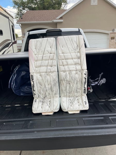32" 2023 True Catalyst 7X3 Goalie Leg Pads (Used)