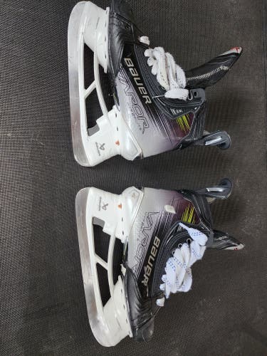 2025 Bauer Vapor Hyperlite 2 Hockey Skates, Size 5, Fit 2 (Gently Used)
