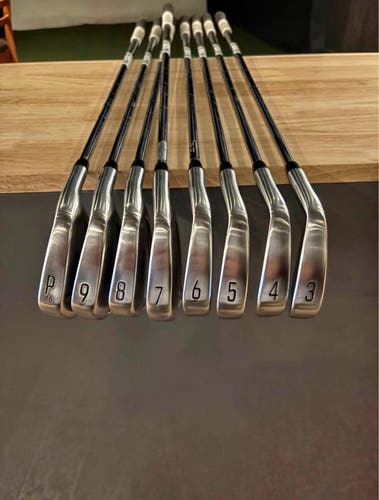Men's Titleist T100 Right Handed Iron Set (8 Clubs) #4 - #9, PW, GW