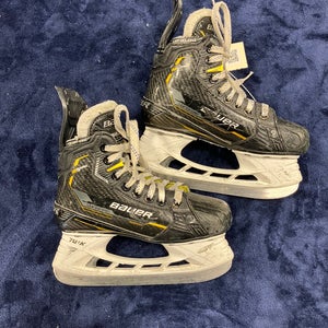 Junior Bauer Supreme M5 Pro Hockey Skates Extra Wide Width Size 2 (Used)