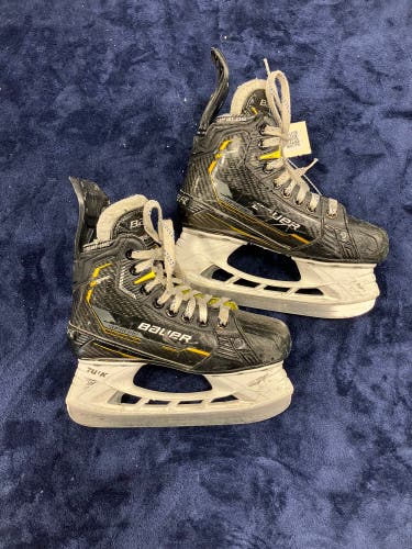 Junior Bauer Supreme M5 Pro Hockey Skates Extra Wide Width Size 2 (Used)