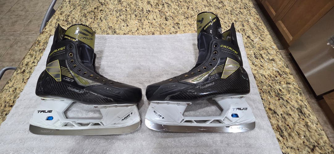 2022 True Catalyst 9 Hockey Skates Regular Width 8 (Used)