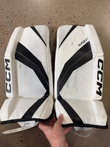 24" Youth CCM YTFLEX 3 Goalie Leg Pads (Used)