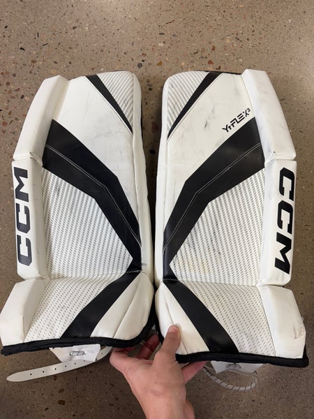 24" Youth CCM YTFLEX 3 Goalie Leg Pads (Used)