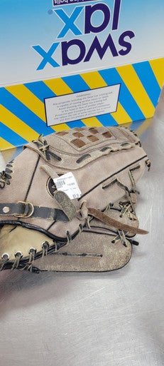Used 12 INCH BB/SB Glove RH Throw None 12" 11497-S000152395