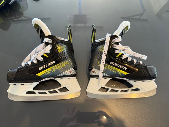 Youth Bauer GSX Hockey Goalie Skates Regular Width 11.5 (Used)