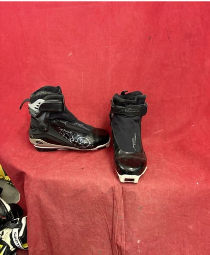 Classic Size 8.0 Atomic Cross Country Ski Boots (Used)