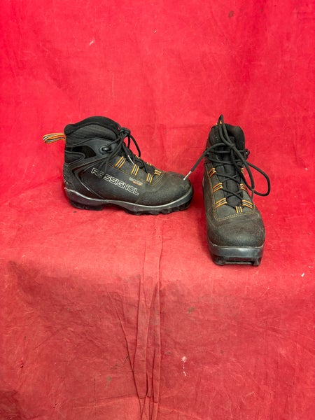 Classic Size 9.5 Rossignol Cross Country Ski Boots (Used)