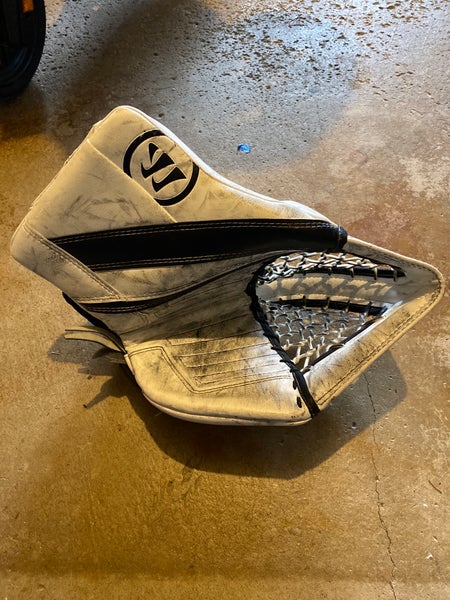 Warrior Ritual G4 Regular Intermediate Goalie Glove (Used)