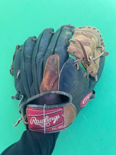 Black Rawlings Gold Glove RH Pitcher's Baseball Glove 11.25"