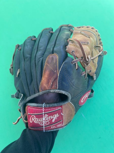 Black Rawlings Gold Glove RH Pitcher's Baseball Glove 11.25"