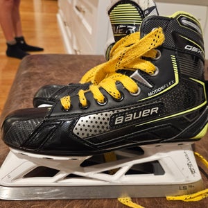 2023 Bauer gsx Hockey goalie Skates Regular Width Size 3.5 (Used)