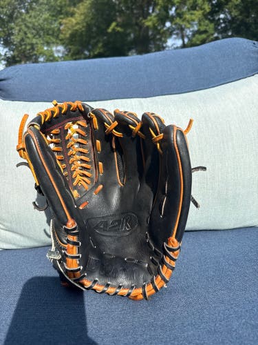 Like New 2021 Wilson Right Hand Throw Pitcher's A2K D33SS Baseball Glove 11.75"
