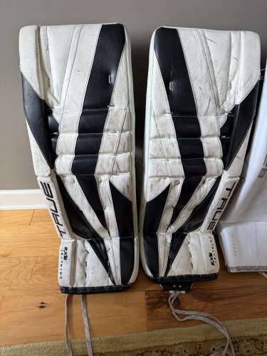 34" 2023 True Catalyst 9X3 Goalie Leg Pads (Used) Includes Blocker