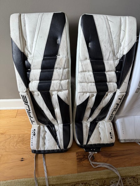 34"  2023 True Catalyst 9X3 Goalie Leg Pads (Used) Includes Blocker
