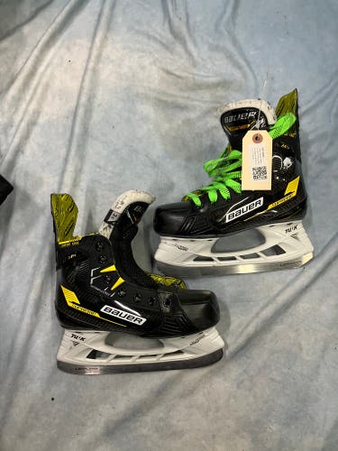 Junior Bauer Supreme M4 Hockey Skates Regular Width Size 3.5 (Used)