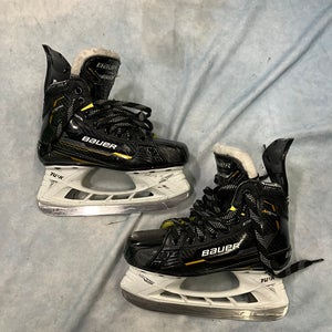 Junior Bauer Supreme M5 Pro Hockey Skates Regular Width Size 2.5 (Used)