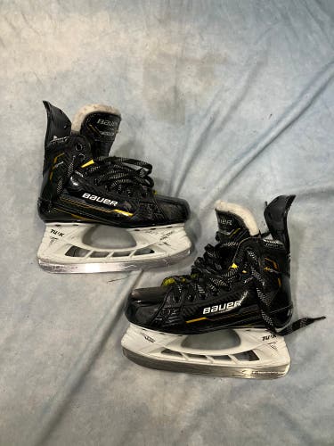 Junior Bauer Supreme M5 Pro Hockey Skates Regular Width Size 2.5 (Used)