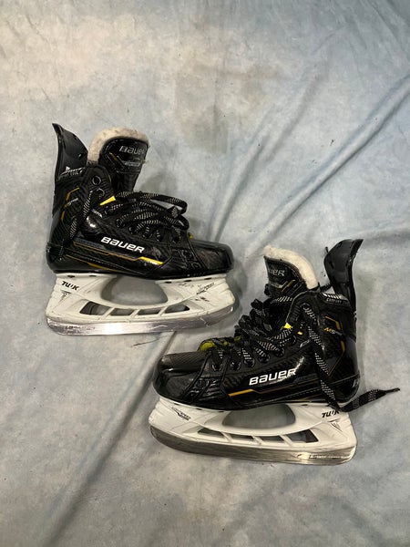 Junior Bauer Supreme M5 Pro Hockey Skates Regular Width Size 2.5 (Used)