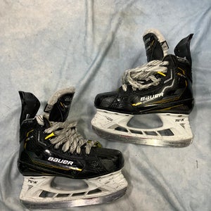 Junior Bauer Supreme M5 Pro Hockey Skates Regular Width Size 2 (Used)